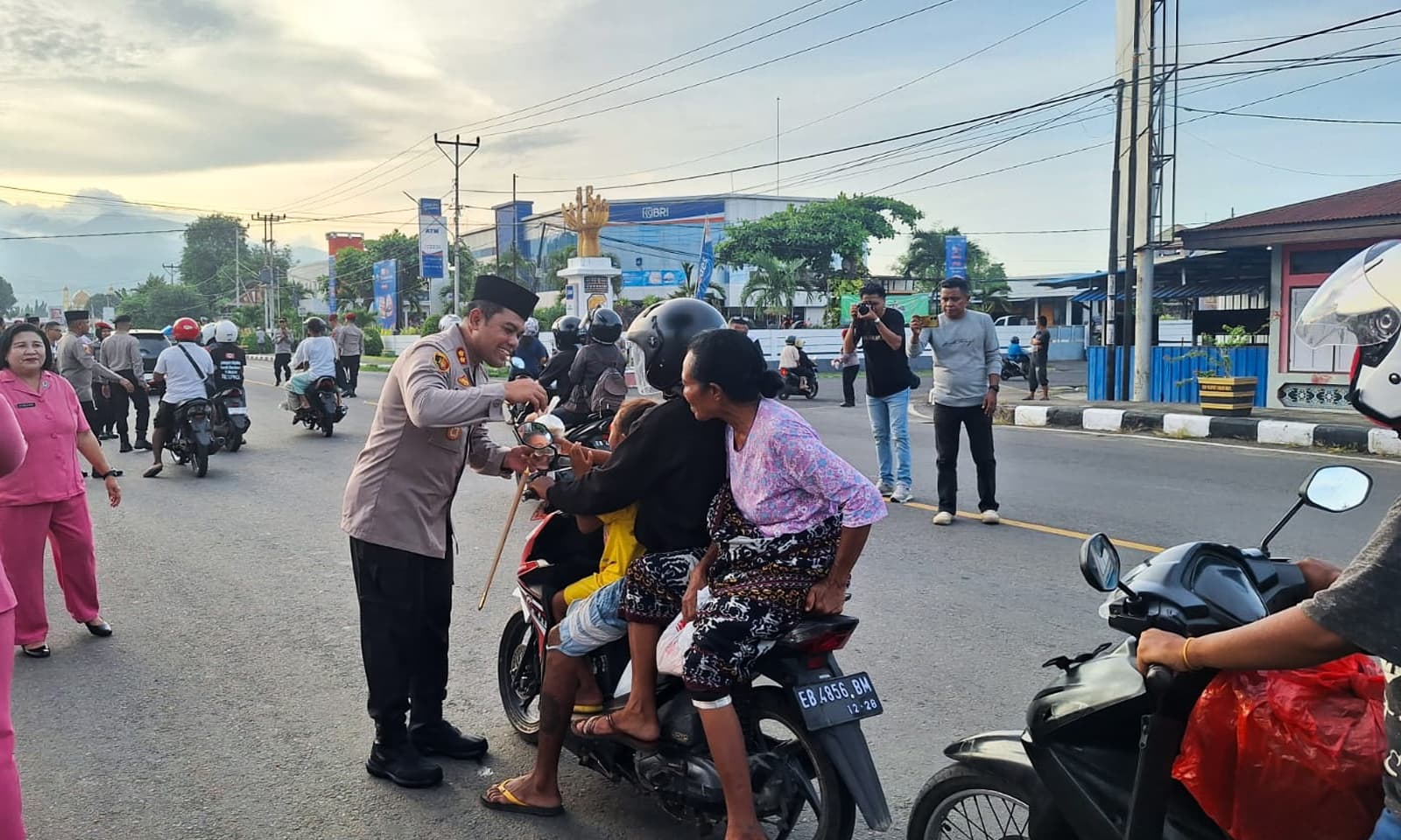 Kapolres Sikka dan Bhayangkari Bagikan Takjil kepada Masyarakat