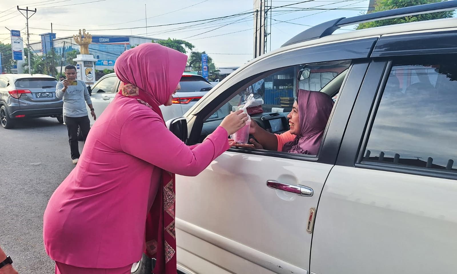 Pengurus Bhayangkari Cabang Sikka membagikan takjil.
